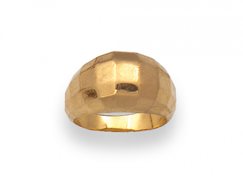 Sortija bombée con facetas geométricas en oro de 18K.