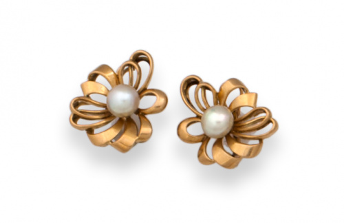 Pendientes flor con perla entre nido de cintas plegadas.