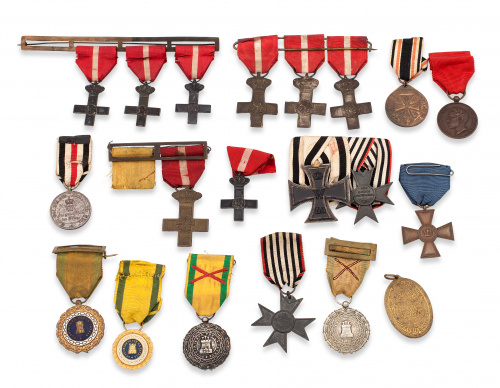 Lote de 20 medallas y condecoraciones militares de distinto