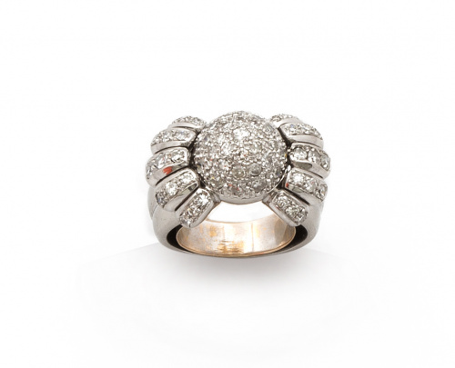 Sortija chevalière de platino y brillantes, con semiesfera 