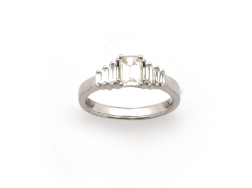 Sortija alianza con siete diamantes talla  esmeralda escalo