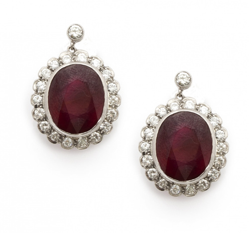 Pendientes con rubíes ovales que suman 28,10 ct, orlados de