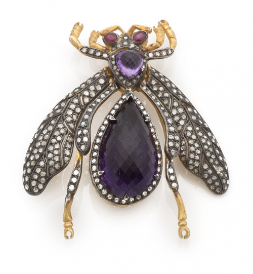Broche mosca con amatistas facetadas en cuerpo,diamantes en
