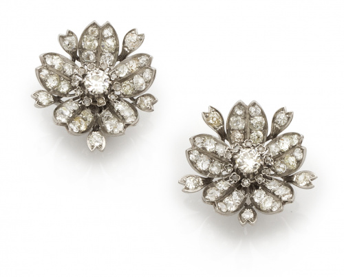 Elegantes pendientes de brillantes años 40 en diseño de flo