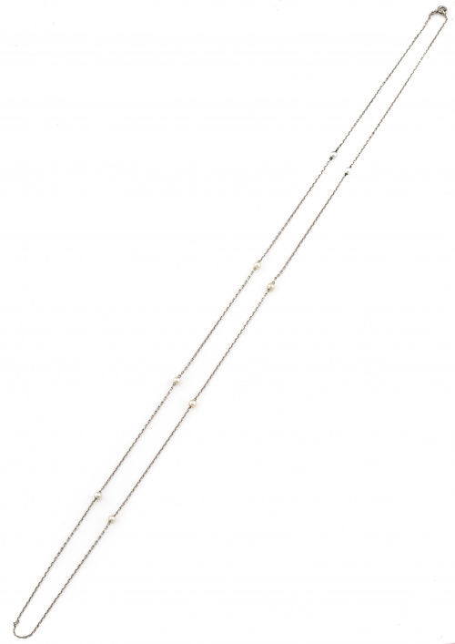 Cadenita Art-Deco de platino con perlas finas alternas.