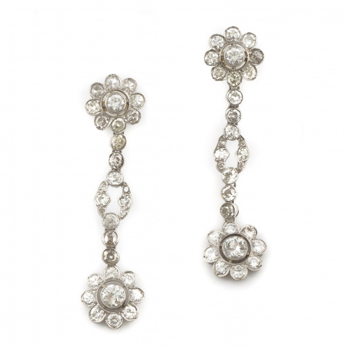 Pendientes largos con dos flores de brillantes entre línea 