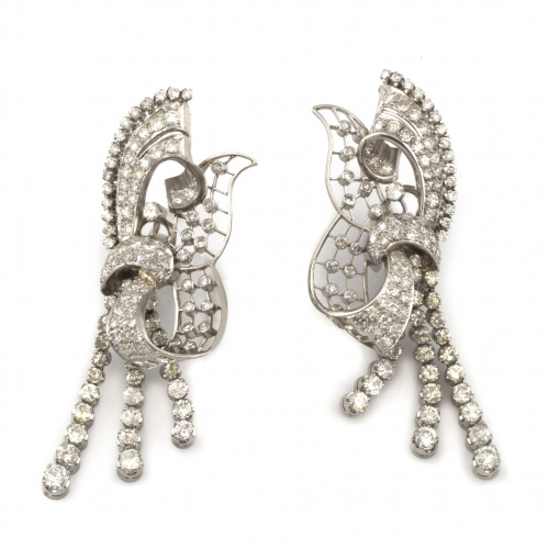 Importantes pendientes de platino y brillantes años 40; con
