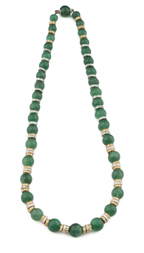 Collar de esmeraldas en cuentas esféricas de tamaño crecien