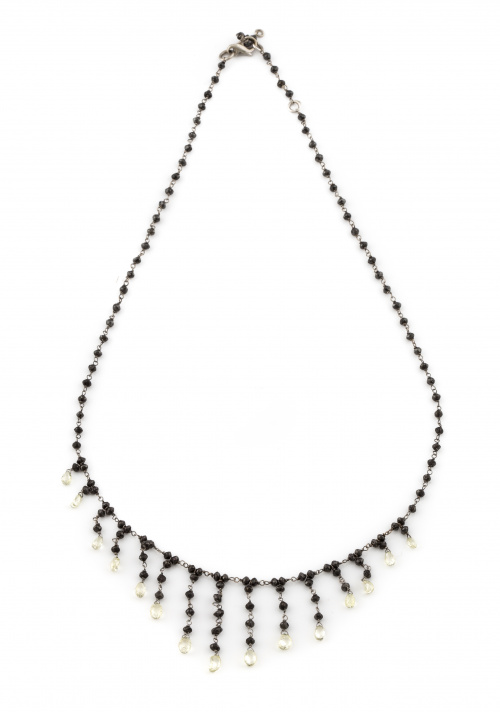 Delicado collar de diamantes negros facetados con cascadas 