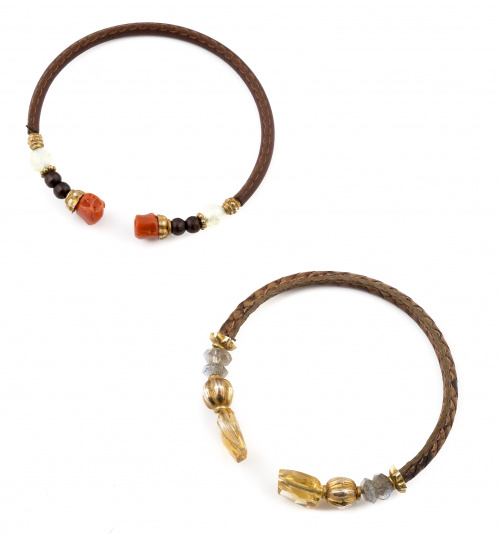 Pareja de pulseras con cuerpo en cuero trenzado encabezadas