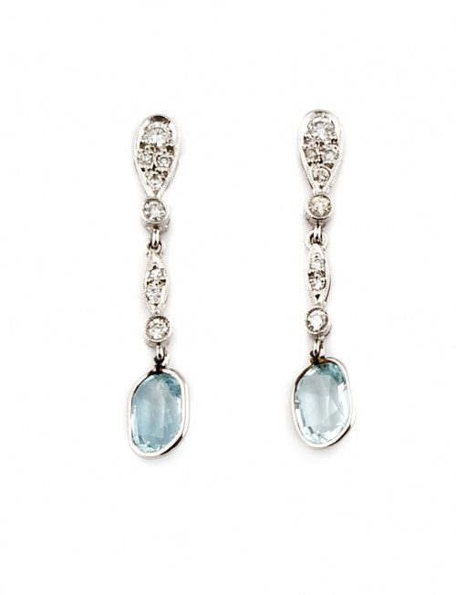 Pendientes largos con perillas de aguamarina y brillantes q