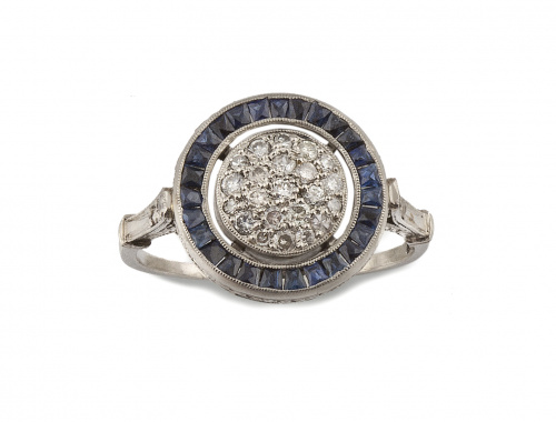 Sortija con centro de pavé de brillantes orlado de zafiros 
