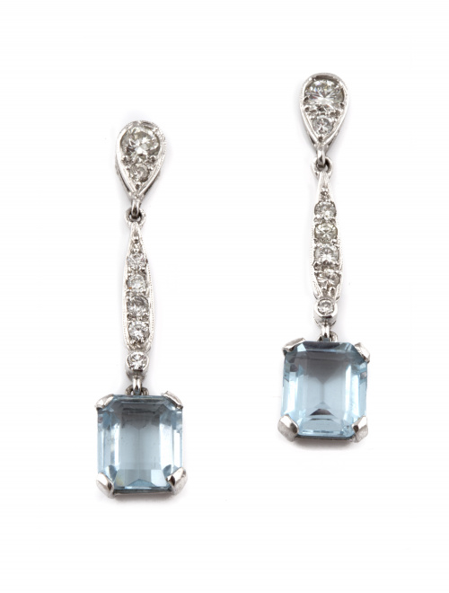 Pendientes largos con topacios azules de talla esmeralda co