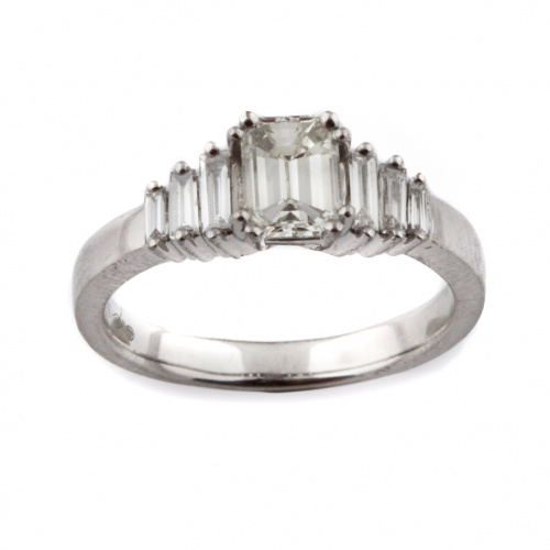 Sortija con diamante talla esmeralda central de peso estima