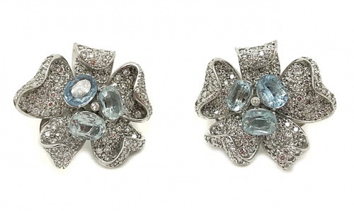 Pendientes con diseño en forma de flor de brillantes y agua