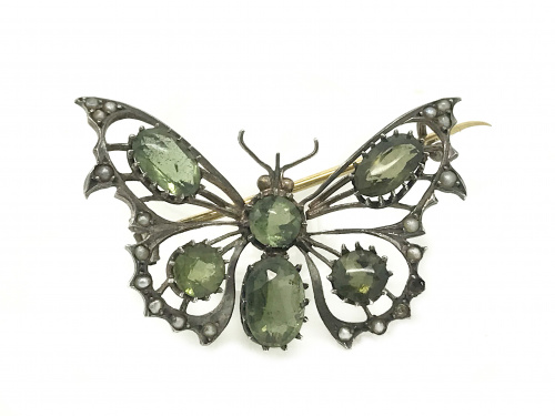 Broche de mariposa de pp. S.XX con peridotos facetados y di
