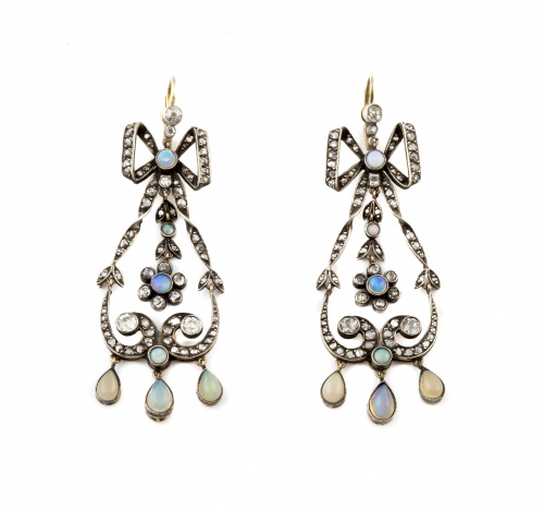 Pendientes largos de pp. S. XX con ópalos ,brillantes de ta