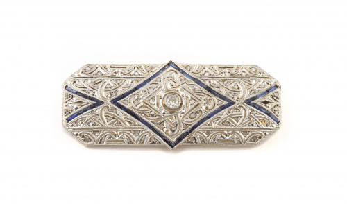 Broche placa Art-Decó  y brillantes con decoración calada y