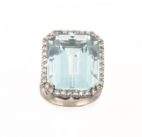 Sortija con gran aguamarina de 22 ct orlada de brillantes,e