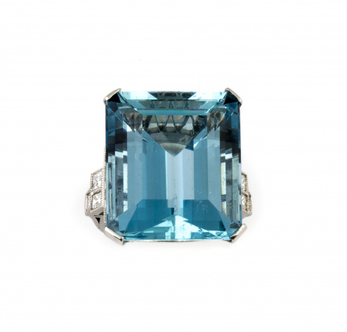 Sortija con aguamarina “Santa María”  de 27,82 ct en montur