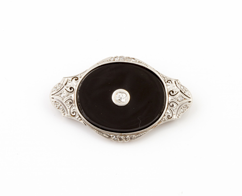 Broche placa Art-Decó con óvalo de ónix en marco calado con