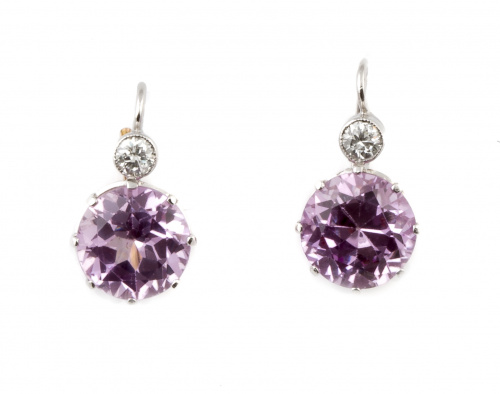 Pendientes con rosa de francia de talla redonda que pende d