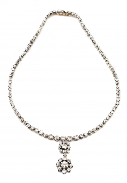 Collar rivière de brillantes de tamaño creciente hacia el c