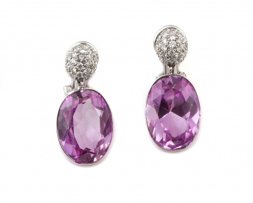 Pendientes con rosas de francia que penden de semiesferas d