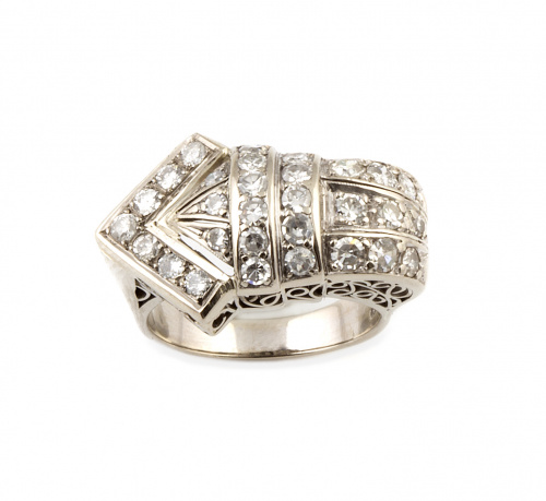 Sortija chevalier con diseño de hebilla de brillantes que s