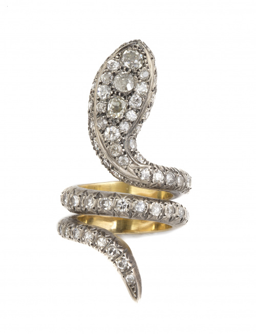 Sortija con diseño de serpiente con fremte completamente cu