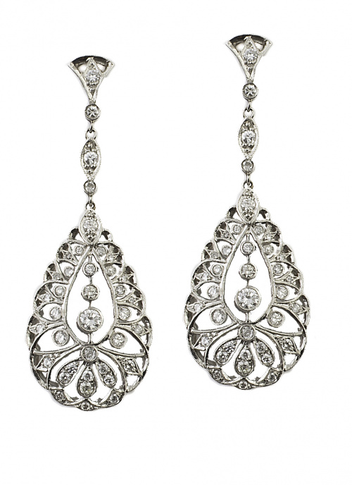 Pendientes largos de platino y brillantes en forma de peril