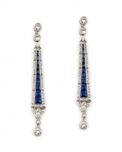 Pendientes largos estilo Art-Decó con zafiros calibrados en