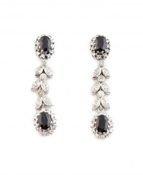 Pendientes largos con zafiros ovales orlados de brillantes 