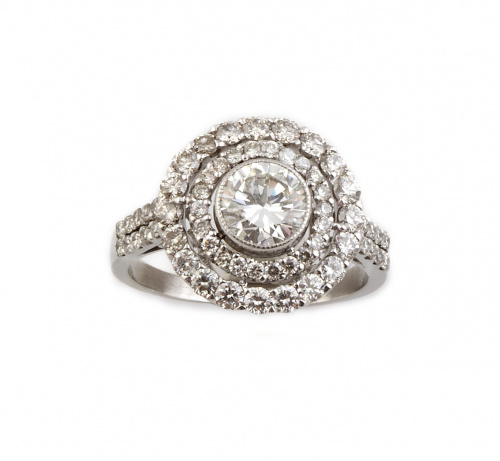 Sortija con brillante central de 0,85 ct rodeado por dos or
