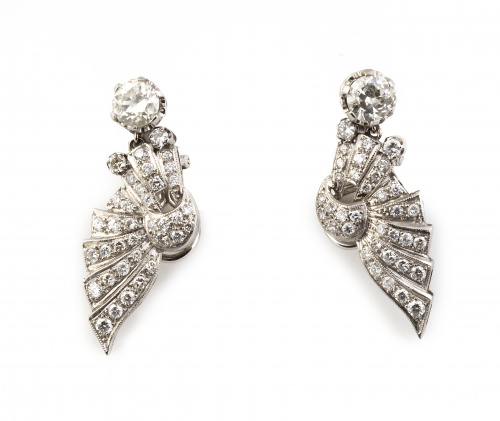 Pendientes de brillantes estilo años 40 con diseño de ala a