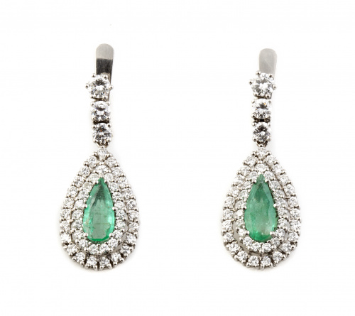 Pendientes largos con perillas de esmeralda en doble orla d