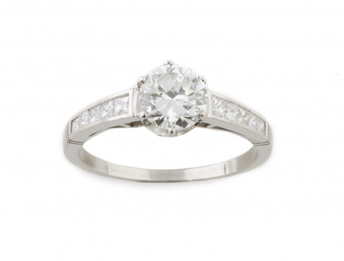 Solitario con brillante central de 0,90 ct y diamantes tall