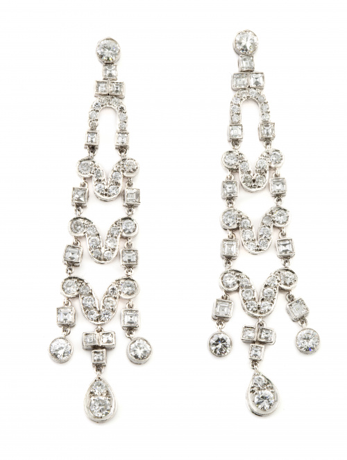 Pendientes largos de platino y brillantes estilo Art-Decó c