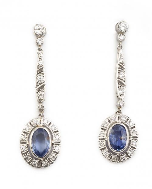 Pendientes largos con zafiros de Ceilán ovales rodeados por