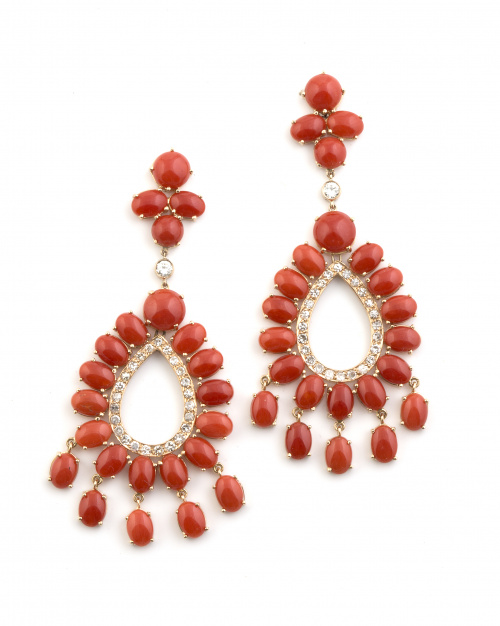 Pendientes largos de brillantes y cabuchones de coral, con 