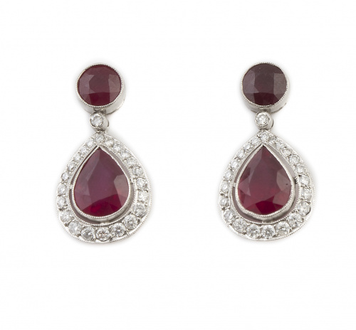 Pendientes de rubíes y brillantes con pieza colgante en for