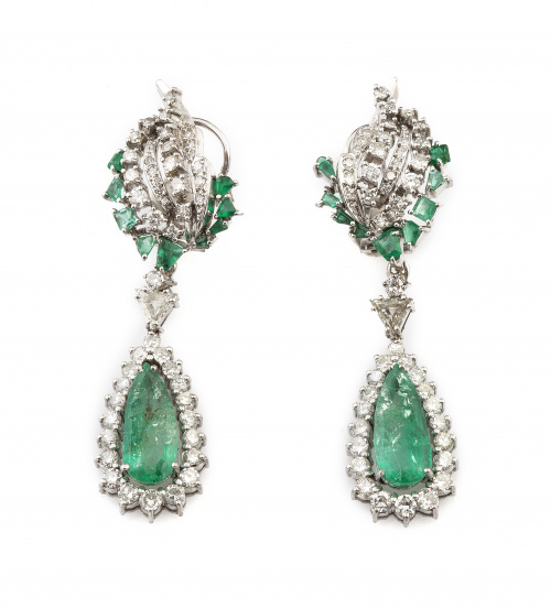 Pendientes largos perillas de esmeraldas colgantes orladas 