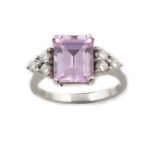 Sortija con rosa de Francia talla rectangular entre tríos d