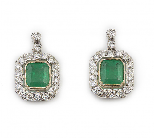 Pendientes con esmeraldas orladas de brillantes que penden 
