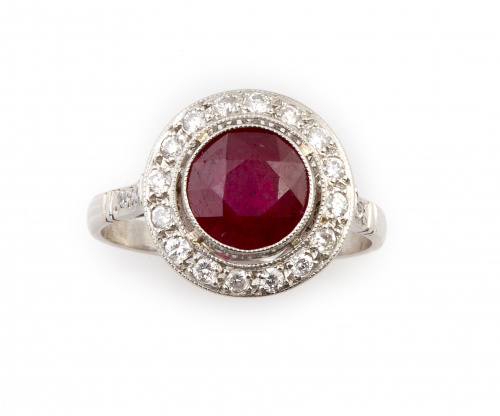 Sortija con rubí de talla redonda de 2,5 ct aprox orlado de