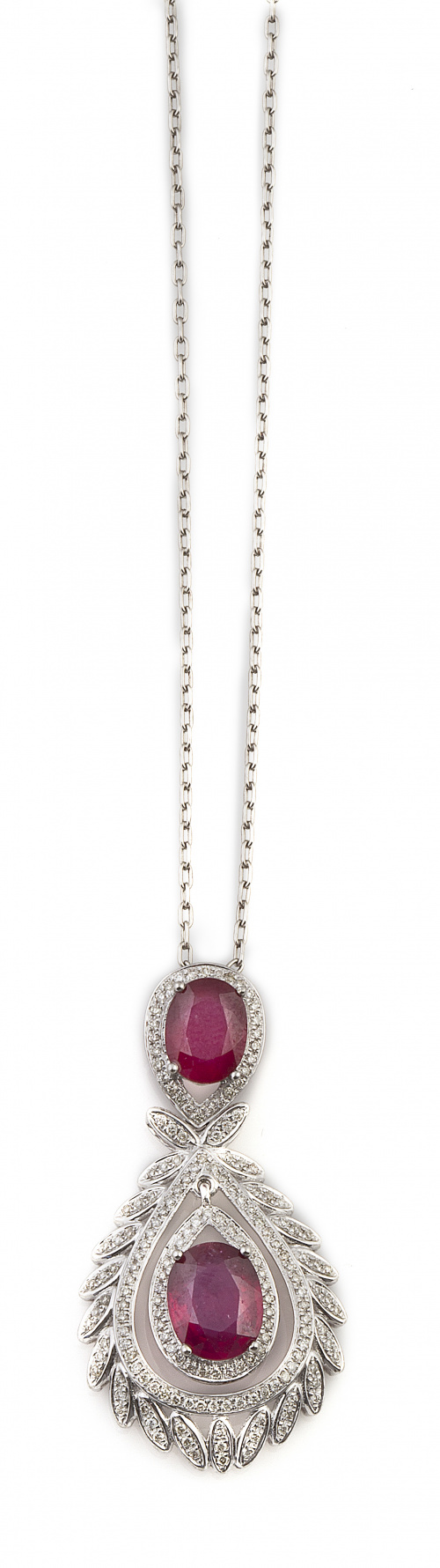 Pendentif con dos rubíes de talla oval que suman 6,80 ct, y