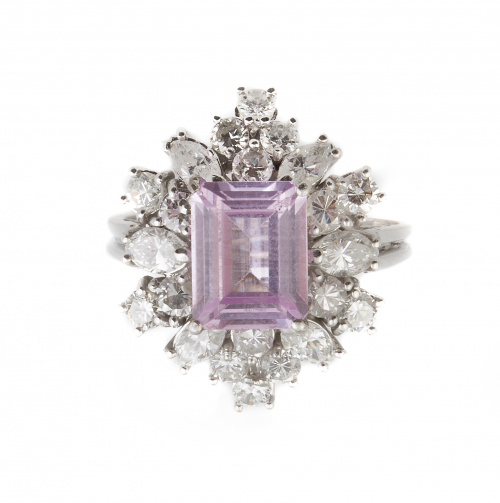 Sortija con rosa de Francia de talla rectangular rodeada po