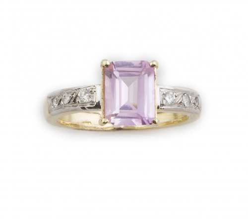 Sortija con rosa de Francia rectangular y brillantes en los