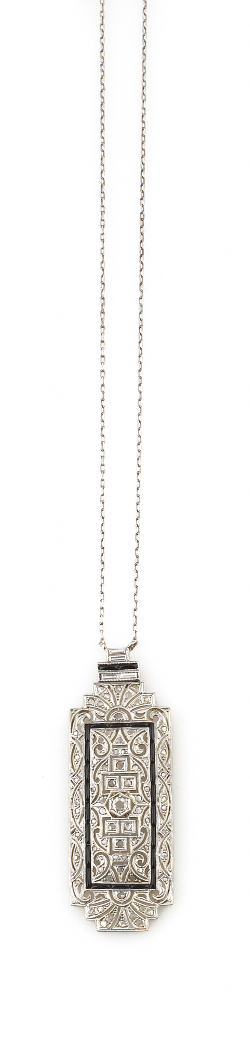 Colgante Art-Decó rectangular de platino y diamantes en mar