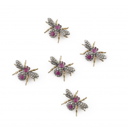 Conjunto de cuatro broches en forma de moscas con cuerpo de